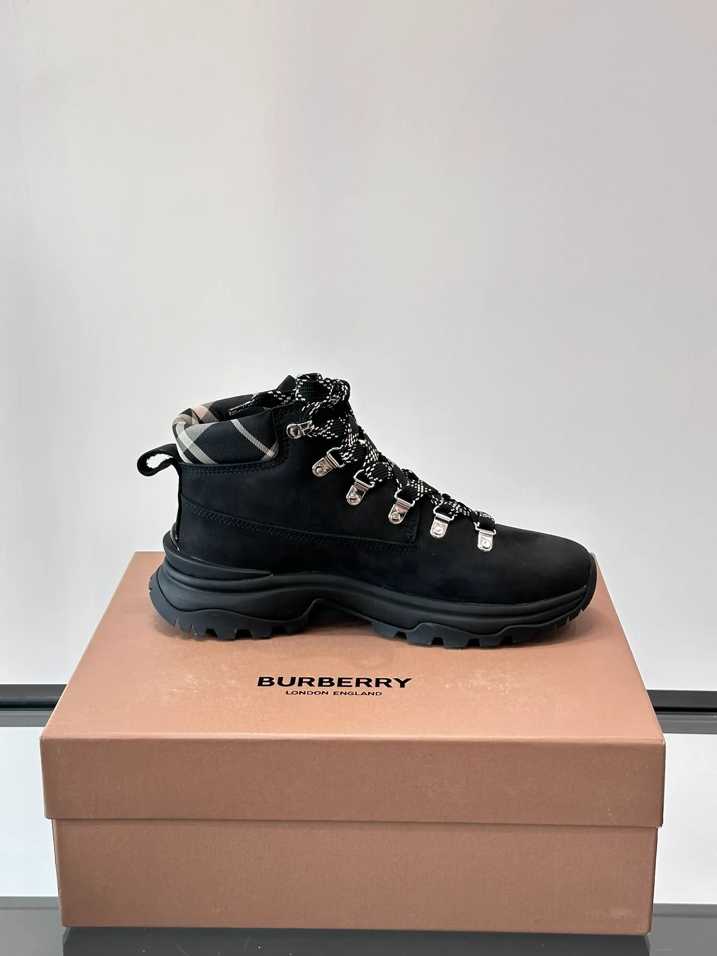 Men's shoes 💰800 ◾️▫️Burberry 2024🆕Ss men's classic high-top thick-soled sneakers, made of first-grain cowhide and decorated with the new brand logo. First-layer cowhide foot pads, the heel is decorated with Burberry lettering embossed logo, and the original TPU outsole! Size: 39-44 (customized at 38.45)
